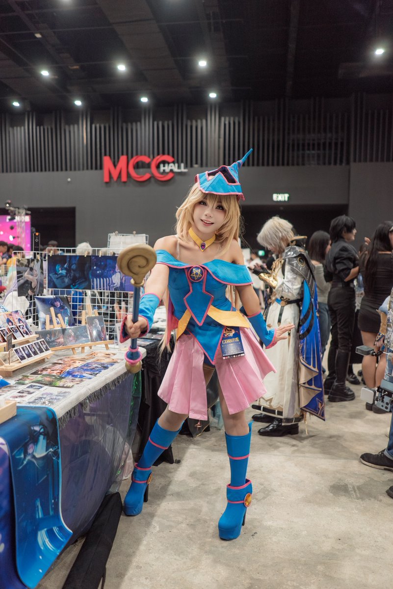 CosplaysNaT's tweet image. Yu-Gi-Oh! Dark Magician Girl
Cosplayer: Hojicha Latte Cos Cos
Filmed at Kokoro 07
Full Video that I took at the event: youtu.be/nNtU-KgCyWs
#cosplay #cosplaygirl #kokoro #yugioh #darkmagiciangirl #magician