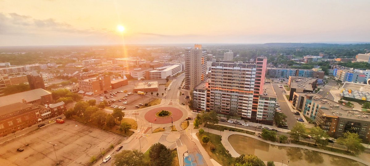 jlasky920's tweet image. Another pretty sunrise on this Monday morning at @WHAM1180 Broadcast Central. #roc