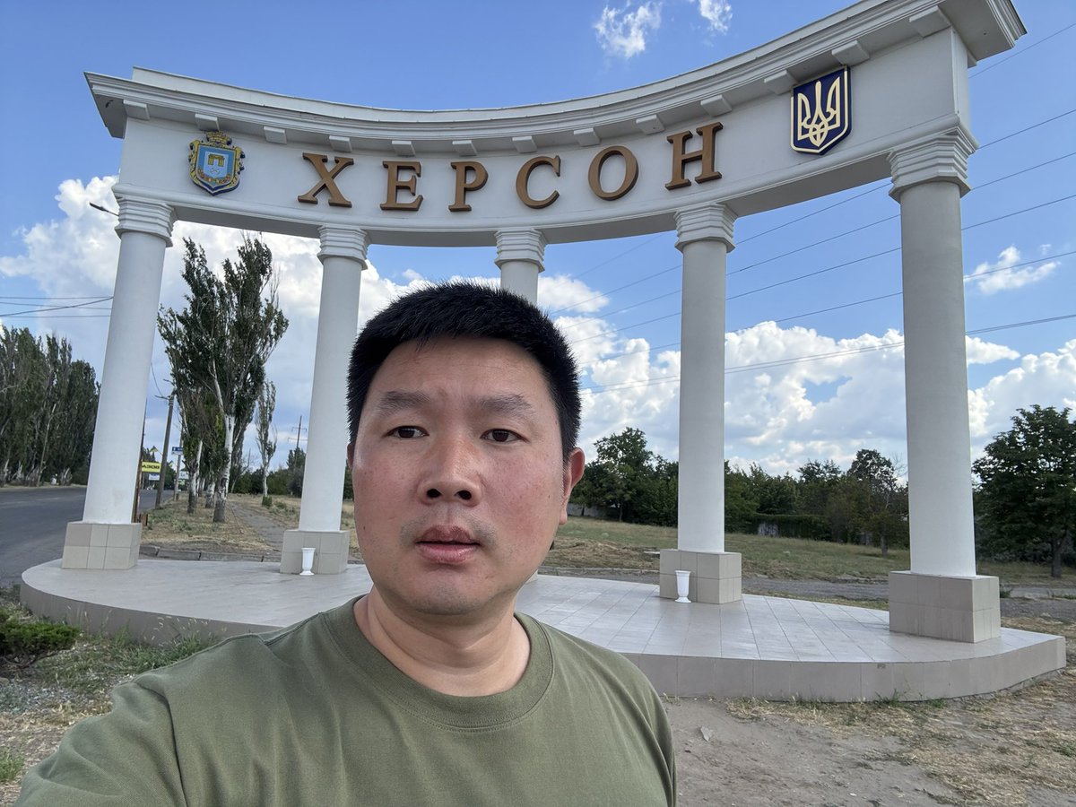 Calebkeyi's tweet image. 赫尔松的西瓜熟了，乌克兰南部迎来了丰收的季节。在战火之中，这片土地依然用果实回应着生命的顽强与希望。