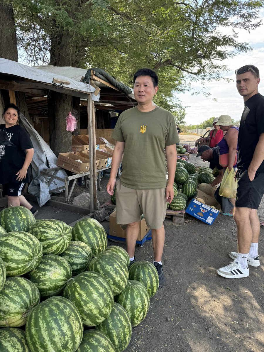 Calebkeyi's tweet image. 赫尔松的西瓜熟了，乌克兰南部迎来了丰收的季节。在战火之中，这片土地依然用果实回应着生命的顽强与希望。