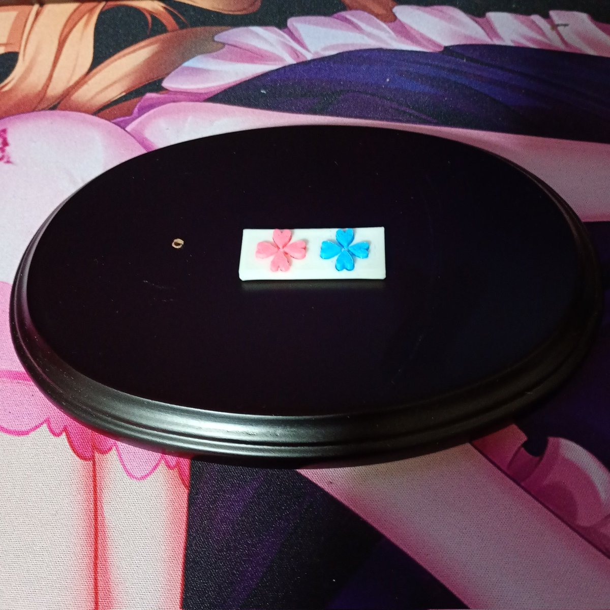 edosyow's tweet image. 文字と模様は凸らしたかったので別パーツとしてモデリング
模様はベースを♡型に凹してハメ込み溶着。
文字は2色刷り。
作り方が違うのは機材の仕様とソフトを扱う知識が足りないんで、現状できる範囲内で形成。
#オネストウィッシュ