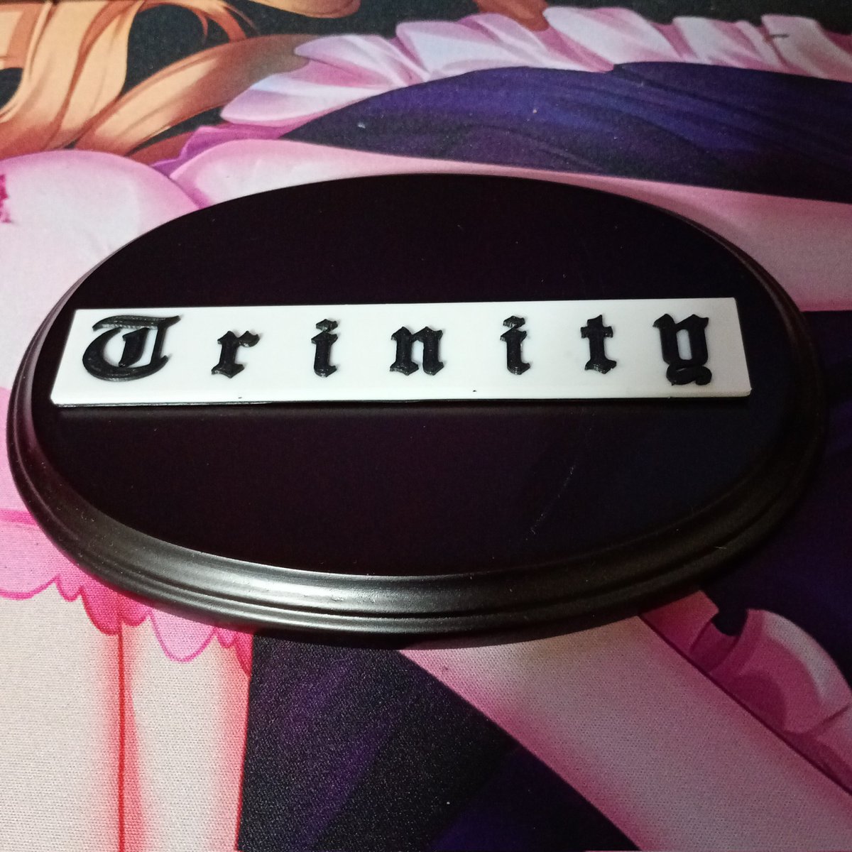 edosyow's tweet image. 文字と模様は凸らしたかったので別パーツとしてモデリング
模様はベースを♡型に凹してハメ込み溶着。
文字は2色刷り。
作り方が違うのは機材の仕様とソフトを扱う知識が足りないんで、現状できる範囲内で形成。
#オネストウィッシュ
