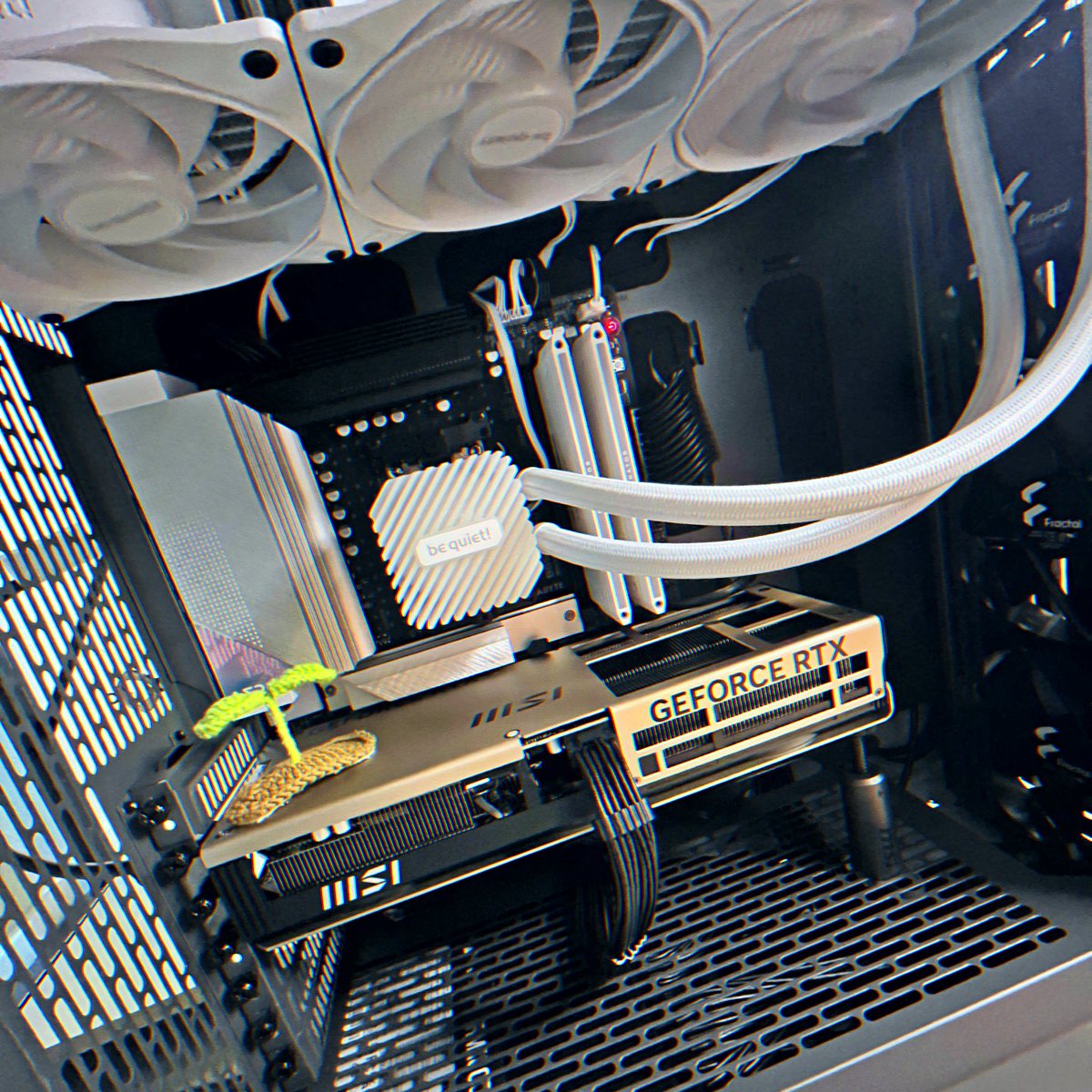 Royai_MilkMilk's tweet image. So turns out setting up a PC takes longer than building a PC so I didn't have time to take great pictures today but here's one I took last night while having a breakdown cause it wasn't working LOOOOOL 🌱