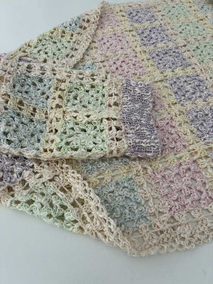 Math_crochet's tweet photo. 今回の全体の形は写真①
これも六角形の時と同様に周りは一周細編みを編んで帯状のヒラヒラを止めました
そして細長く半分に折って
袖になる部分をはいで袖口に少しゴム編みを
襟から脇、裾のぐるりには2段だけネット編みを編みました☺️ https://t.co/5QhjarHt6i