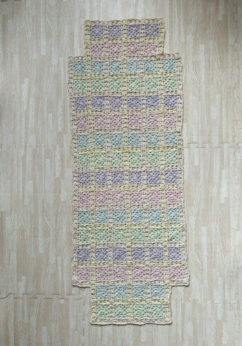Math_crochet's tweet photo. 今回の全体の形は写真①
これも六角形の時と同様に周りは一周細編みを編んで帯状のヒラヒラを止めました
そして細長く半分に折って
袖になる部分をはいで袖口に少しゴム編みを
襟から脇、裾のぐるりには2段だけネット編みを編みました☺️ https://t.co/5QhjarHt6i