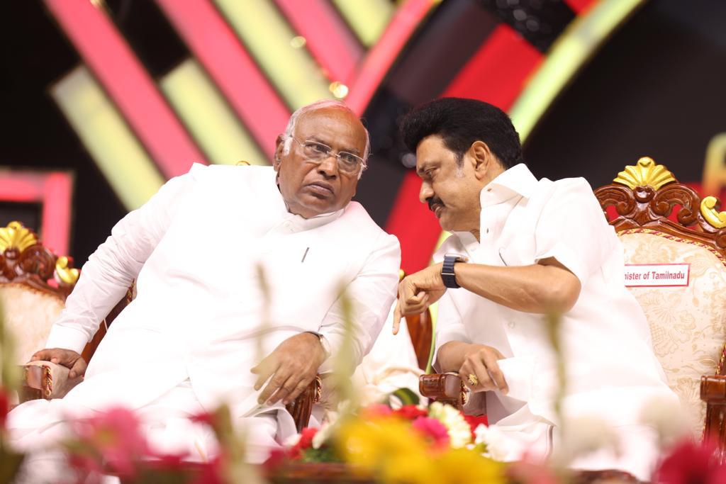 KanimozhiDMK's tweet image. Birthday wishes to Indian National Congress President Thiru. @kharge.
His commitment to democracy and social justice continues to inspire and steer the nation forward. Wishing him good health and many more years of dedicated public service.