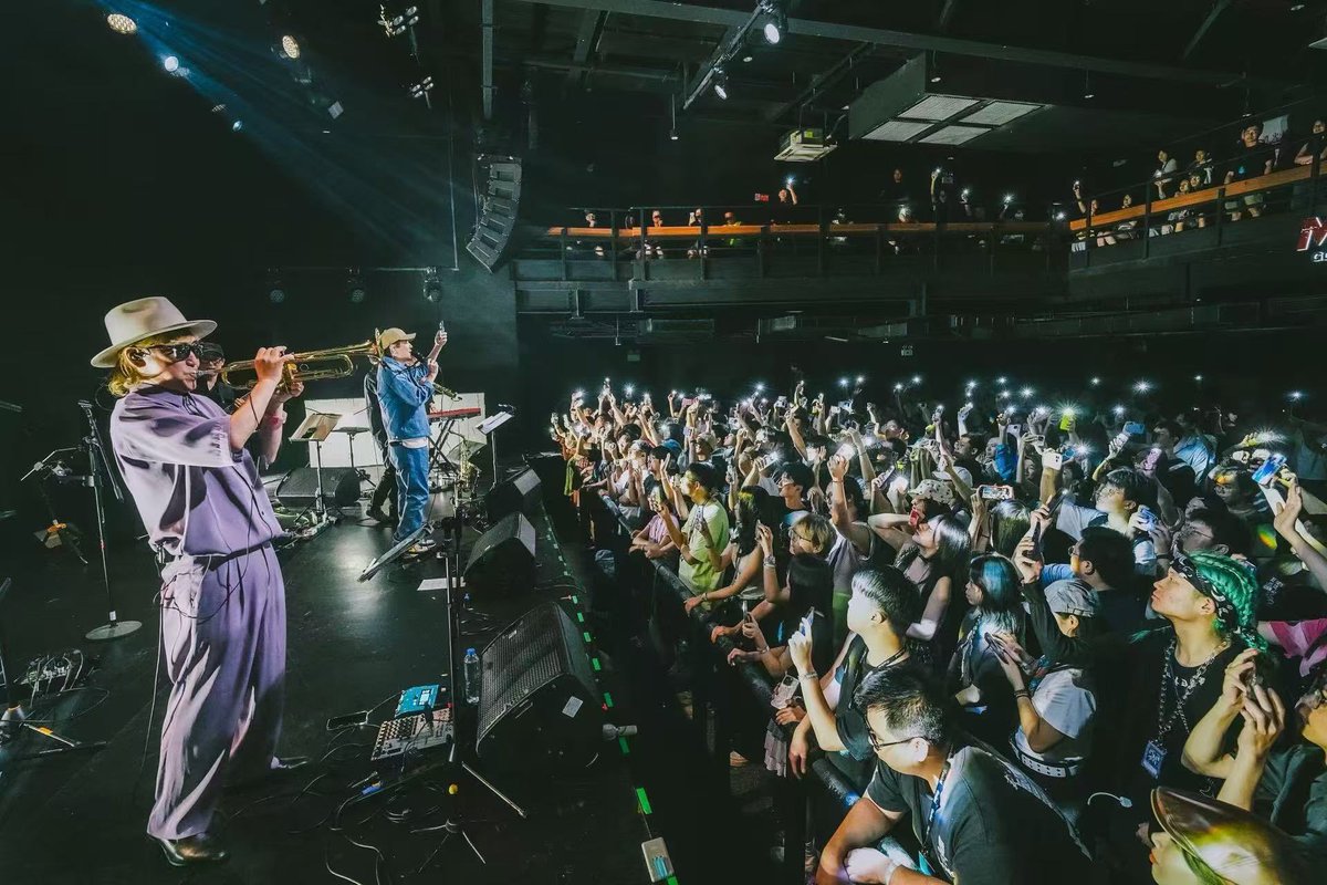 nabecolobass's tweet photo. ツアー最終日　広州も無事？（笑）に終了！

台風の中来てくれたお客さんありがとうございました！

また、ツアーをサポートしてくれたスタッフの皆さん、共に演奏したバンドメンバーの皆にも感謝で一杯です

また来れますように

谢谢，再见٩( 'ω' )و

photo by Alan https://t.co/HL0L8jasAw