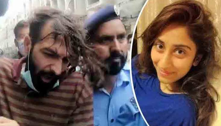 kirannaz_KN's tweet photo. اسلام آباد کی مظلوم نور مقدم کو شاید ہی کوئی بھولا ہو۔ظاہر جعفر کی گرفتاری کے بعد ہر پیشی پر اسکے ڈرامے  آج بھی ذہنوں میں زندہ ہیں۔خود کو پاگل ثابت کرنے کی کوششیں آج بھی کسی تازہ واقعے کی طرح آنکھوں کے سامنے آجاتی ہیں۔خاندان نے پیسہ پانی کی طرح بہایا- سلمان صفدر جیسے وکلا نے ظاہر جعفر کے حق میں دلائل دئیے۔اس سب کے باوجود  یہ عوامی پریشر ہی تھا کہ ظاہر جعفر جیسے درندے کو سزائے موت سنائی گئی۔اپیلوں میں بھی قاتل قرار دیکر سزا کو برقرار رکھا گیا۔ ظاہر جعفر سمجھتا ہے شاید عوام نور مقدم کا بیہیمانہ قتل بھول گئے ہیں۔ جس نے کمزور نور مقدم پر رحم نہیں کیا وہ درندہ صدر سے اپنے لئیے رحم کی اپیل کررہا ہے جسکے لئیے پمز کے دو ڈاکٹرز کا میڈیکل بورڈ بنادیا گیا ہے۔جو ظاہر جعفر کی ذہنی حالت کی رپورٹ صدر صاحب کو پیش کریں گے۔ ایسا مالدار مجرم جسکے آگے نہ نور مقدم کے مظلوم والدین جھکے ۔نہ قانون جھکا۔ نہ عدالتیں جھکیں۔نہ میڈیا جھکا۔نہ عوام جھکے۔ صدر پاکستان سے تمام پاکستانیوں کی اپیل ہے ظاہر جعفر جیسے درندے کو معافی دیکر یا سزا میں کمی کرکے ملک و قوم کا وقار شرم سے نہ جھکنے دیجیئے گا۔