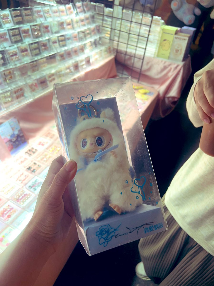 joannachiu's tweet image. Went to the Richmond night market and got told off for taking a photo of these Labubu (拉布布) toys. Then a 20-year-old asked if I had no internet because I didn’t know what they were. 🥹
theconversation.com/labubu-plushie…