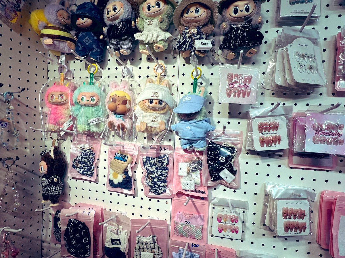 joannachiu's tweet image. Went to the Richmond night market and got told off for taking a photo of these Labubu (拉布布) toys. Then a 20-year-old asked if I had no internet because I didn’t know what they were. 🥹
theconversation.com/labubu-plushie…