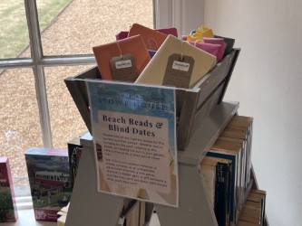 StoweHouse's tweet image. ☀️ Beach Reads &amp;amp; Blind Dates are here!
Wrapped mystery books are on sale now at the Visitor Centre — perfect for poolside surprises or beach-day reads! 📚🌊

All proceeds support our charity and help care for #StoweHouse.

#BlindDateWithABook #SecondHandBookShop