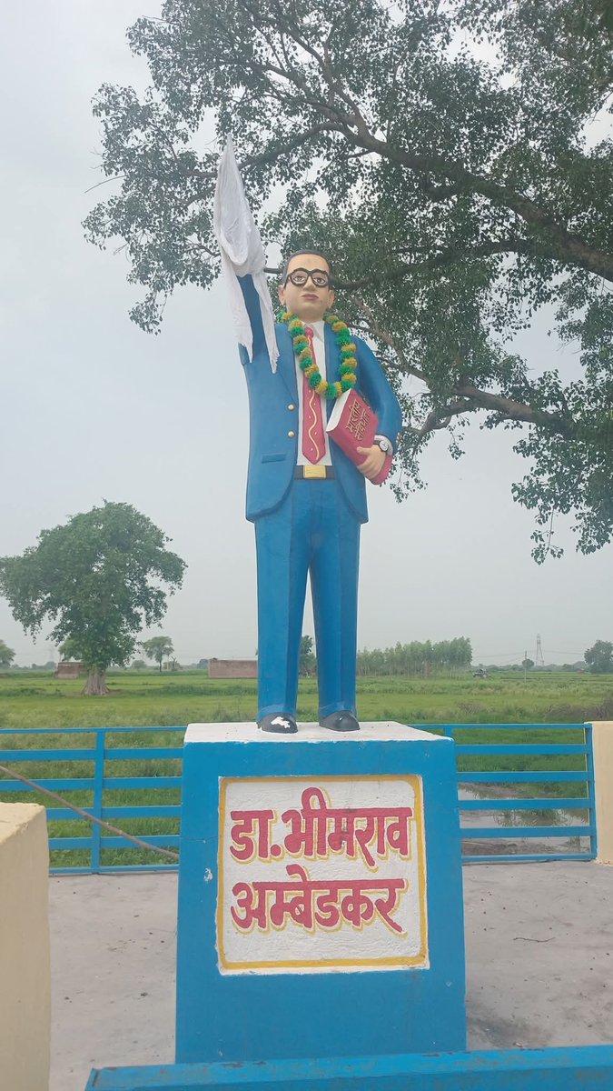 Bahujansenaa's tweet image. श्रीमान @jalaunpolice कुठौंद थाना ग्राम सिहारी चेलापुर में "संविधान निर्माता बाबा साहब अंबेडकर जी" की प्रतिमा को असामाजिक तत्वों द्वारा खंडित किया गया है !!
मामले की संज्ञान में लेकर प्रतिमा को पुनः स्थापित कराए और आरोपियों की पहचान कर तत्काल गिरफ्तारी करे🖐️🚨
@adgzonekanpur