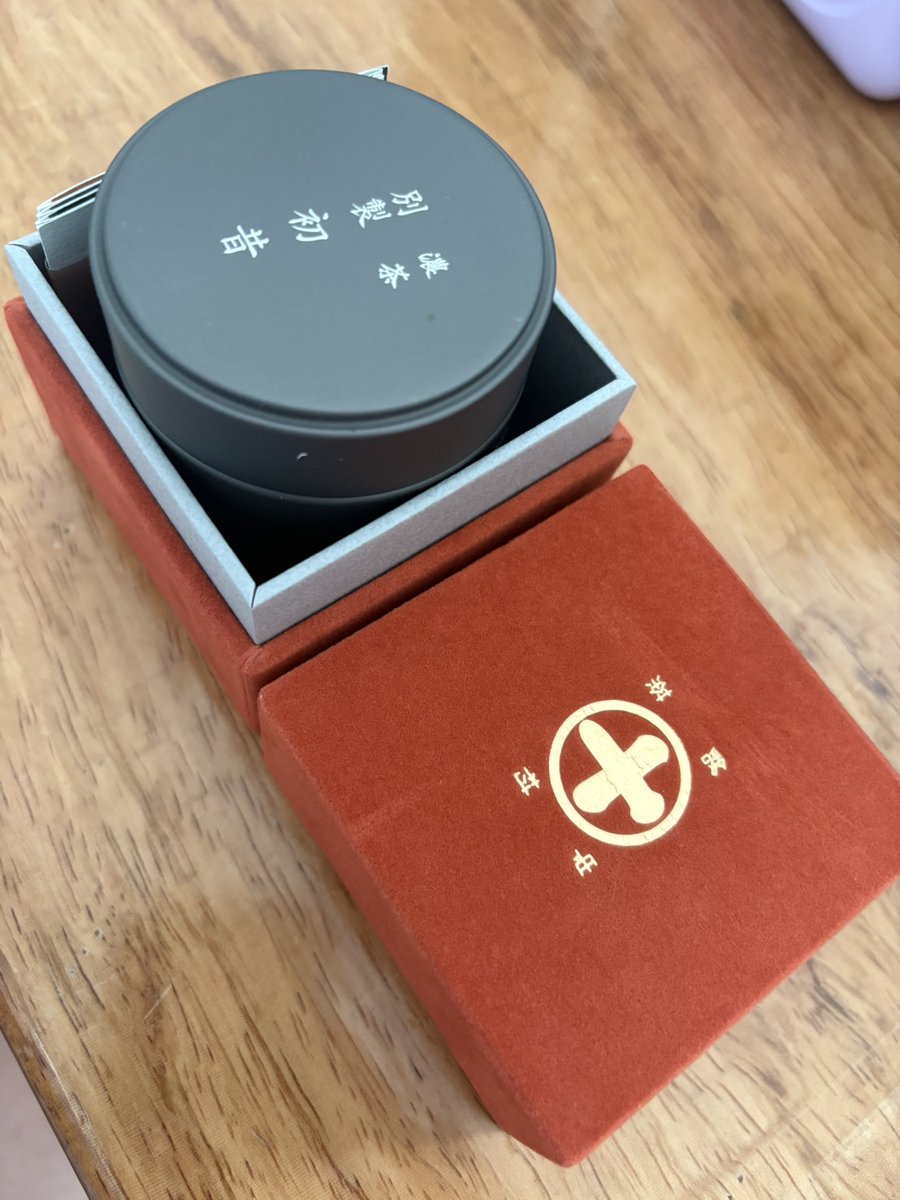 Matcha ในตำนาน โลละหลายแสน
 กล่องเป็น Alcantara