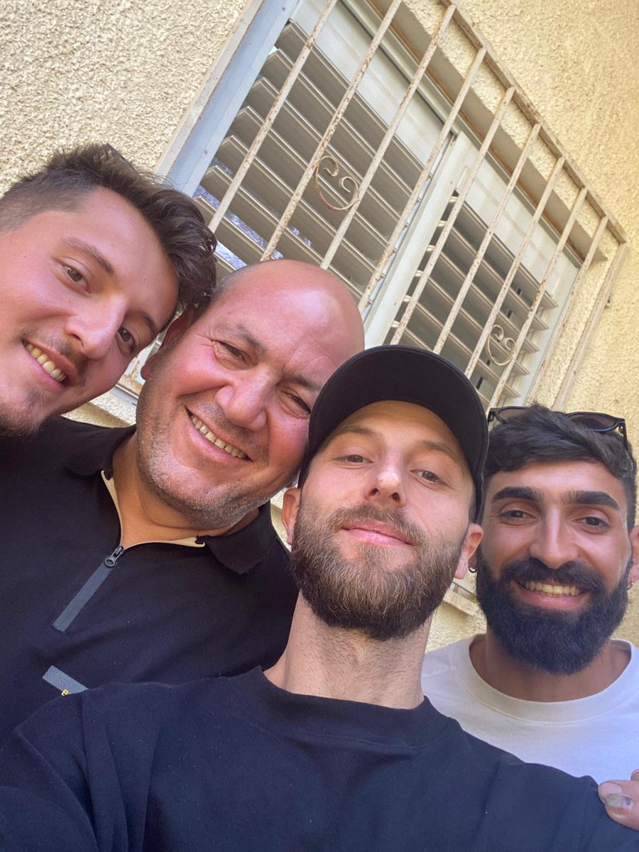 YosephHaddad's tweet image. יונס אלקרינאוי בן ה-51 מרהט הוא אחד מזוכי אות הגבורה האזרחית של נשיא המדינה.
יונס הסתיר בחווה בה עבד קבוצה של 8 צעירים שבילו במסיבת הנובה וברחו משם בזמן הטבח. המחבלים רדפו אחריהם והגיעו לחווה וקראו ליונס "תוציא את היהודים" יונס במשך דקות ארוכות היתל בהם שאין אצלו אף אחד. יונס ממש…