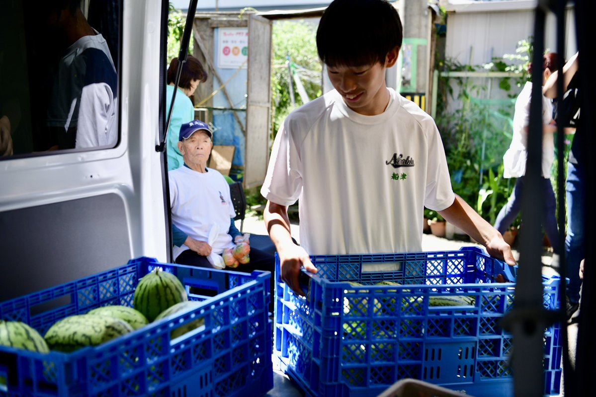 higashiosakaPD's tweet image. /
大阪・関西万博に向けて
ラグビーすいかの収穫
\
ラグビーのまち東大阪のPRを目的に、大阪・関西万博の会場にてラグビーすいかを振舞います。
当日、振舞うラグビーすいかの収穫を先日行い、日新高校の生徒さんにも手伝ってもらいました🍉