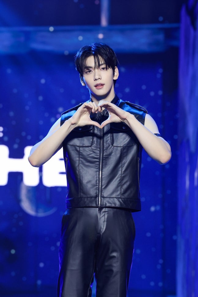 TXTintl_twt's tweet photo. ARTICLE 📰

Group Tomorrow x Together leader Soobin shared his thoughts on renewing his contract.

Soobin said, "All five of us share the same desire to be together."
"There are still many things I'm cautious about saying, but I think all five of us share the same desire to be together," and cautiously stated, "I dare say that I think we'll be able to give you some positive news."

HueningKai also reassured fans by adding, "I know that fans are very worried, but I don't think you need to worry too much."

https://t.co/gi1vDy4Eer

#TOMORROW_X_TOGETHER 
#투모로우바이투게더 #투바투