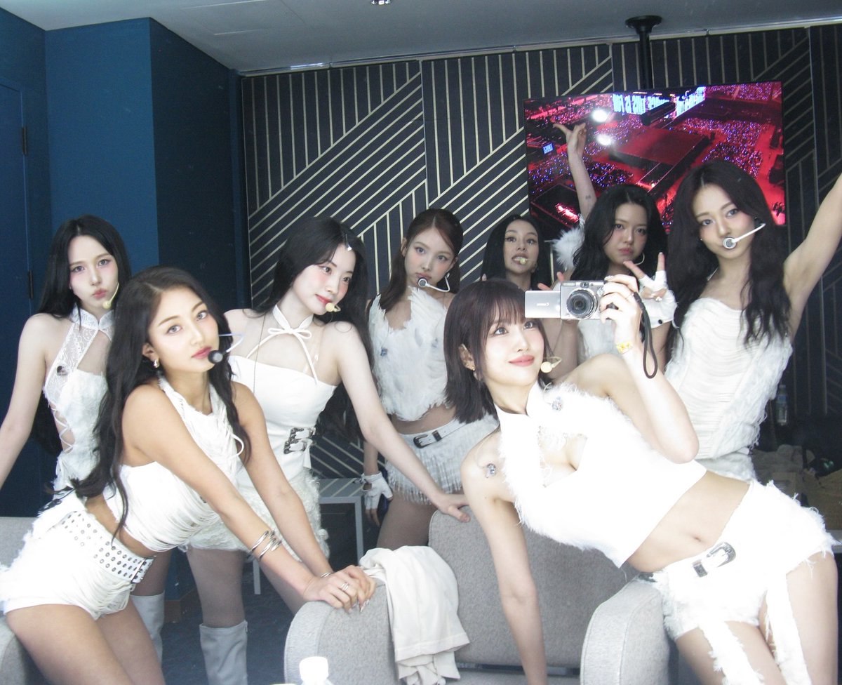 godmitzu's tweet image. TWICE FAMILY PHOTOS 🥺