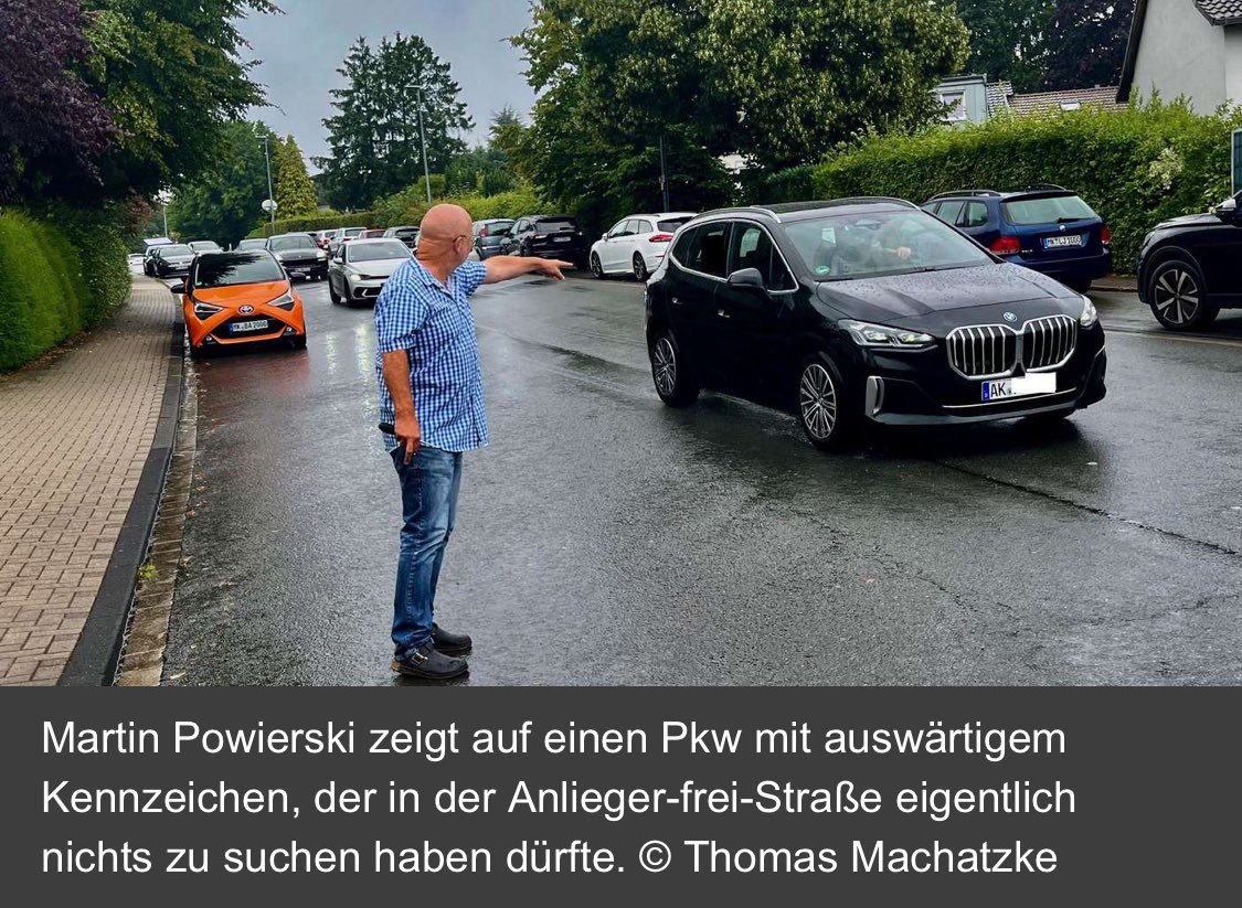 Rentner, die auf Dinge zeigen tweet media