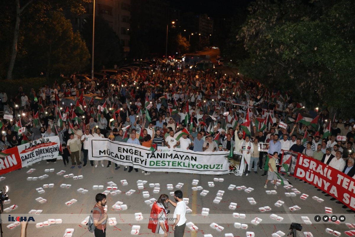 Ankara Peygamber Sevdalıları Derneği (@psdankara) on Twitter photo 📍Bileşeni olduğumuz ANFİDAP tarafından düzenlenen protestoda ABD Elçiliği önündeydik.
Derneğimiz adına konuşan Yunus Emiroğlu:
“Direneceğiz, Gazzeli kardeşlerimizi asla yalnız bırakmayacağız.”
Ebu Ubeyde: “Her yetim çocuğun, acılı annenin hesabı boynunuzadır.”
#GazzeÖlüyor 📍Bileşeni olduğumuz ANFİDAP tarafından düzenlenen protestoda ABD Elçiliği önündeydik.
Derneğimiz adına konuşan Yunus Emiroğlu:
“Direneceğiz, Gazzeli kardeşlerimizi asla yalnız bırakmayacağız.”
Ebu Ubeyde: “Her yetim çocuğun, acılı annenin hesabı boynunuzadır.”
#GazzeÖlüyor
