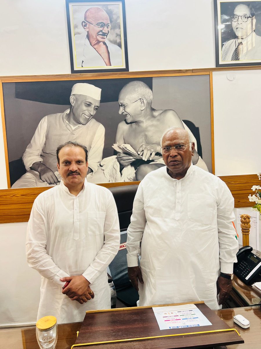NeerajDangiINC's tweet image. भारतीय राष्ट्रीय कांग्रेस के अध्यक्ष, राज्यसभा में नेता प्रतिपक्ष हमारे मार्गदर्शक परम् श्रद्धेय श्री मल्लिकार्जुन खरगे जी को जन्मदिन की हार्दिक बधाई एवं शुभकामनाएँ।
आपका सरल जीवन सदैव गरीब व ज़रूरतमंद लोगों के लिए समर्पित रहा है जो हम सभी के लिए एक संदेश है।
@kharge @INCIndia