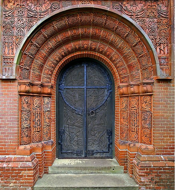 LeoDaVinciWave's tweet image. The intricately decorated main entrance of the Watts Cemetery Chapel in Compton, Surrey, England 🏴.