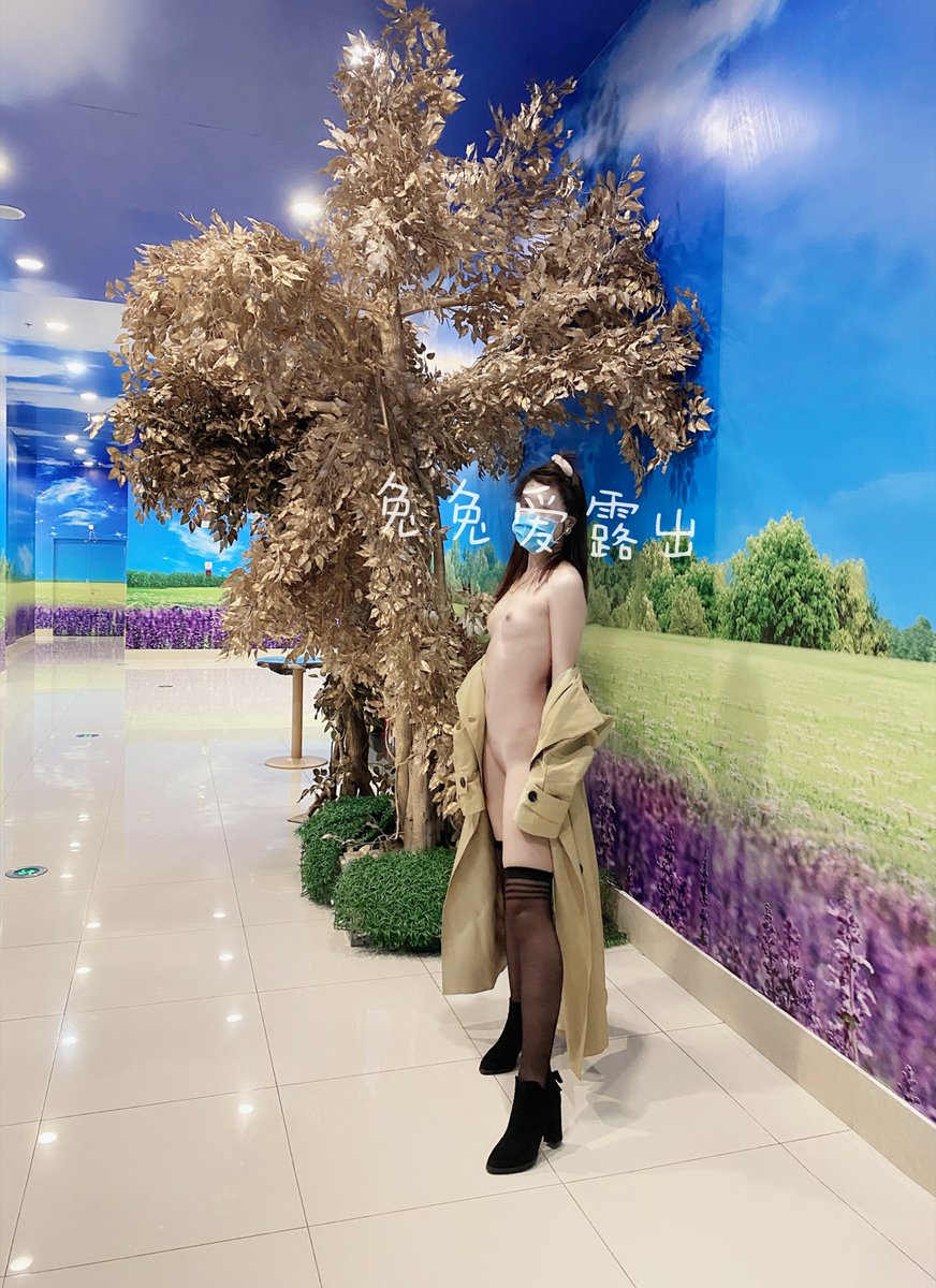 和商场里面的发财树合影一下，希望我的粉丝们都发财呢，商场里拍照虽然不错，不过好多监控啊，也不知道有没有拍到我 https://t.co/hnO3N1BzRA