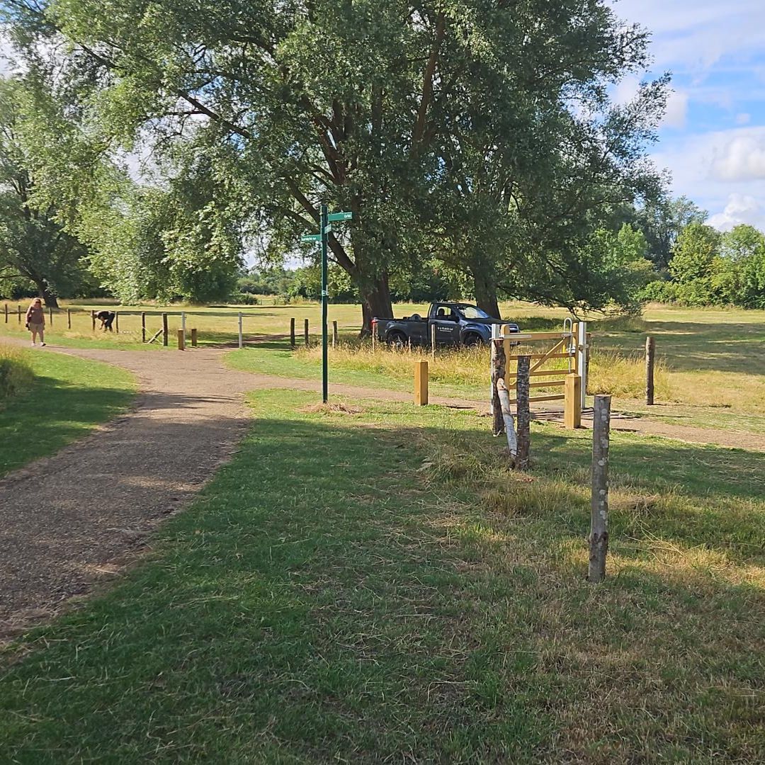 TheParksTrust's tweet image. Our contractors are installing a new fence in Ouzel Valley Park!
The fence will join up the new accessible gates which have been installed in the park.
We are using Sweet Chestnut posts which come from sustainable sources in the UK.
Learn more: ow.ly/U6Jz50WrNHU