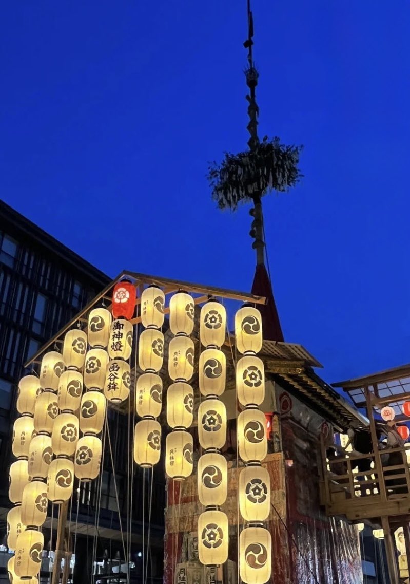 MyE1e's tweet image. 祇園祭り
昼間めっちゃ暑かったから
夜に出直し
お酒もまぁまぁ呑んで🌕お月様が綺麗でしたけど😳朝!浴衣の片袖に片足分のストッキングが入ってた!浴衣クリーニングに出してきました。誰のストッキング⁉︎三軒ほどはしごしました。謎のストッキング