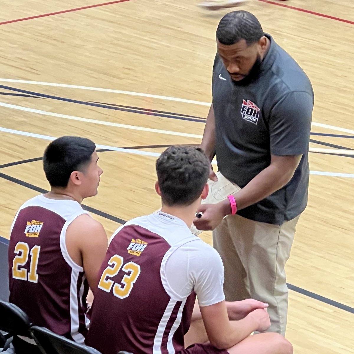 MichaelDMasini's tweet image. Thank you to my family, coaches and teammates for a great AAU career! I started 3 years ago with @FOHSeattle on a 15u independent team and we ended it winning the 17u championship at @lvbigtime as a Top 15 @NikeEYB EYCL team. @HollywoodTone @cain_11❤️💙🏀@DJ11johnson3 @LeviOrbino…