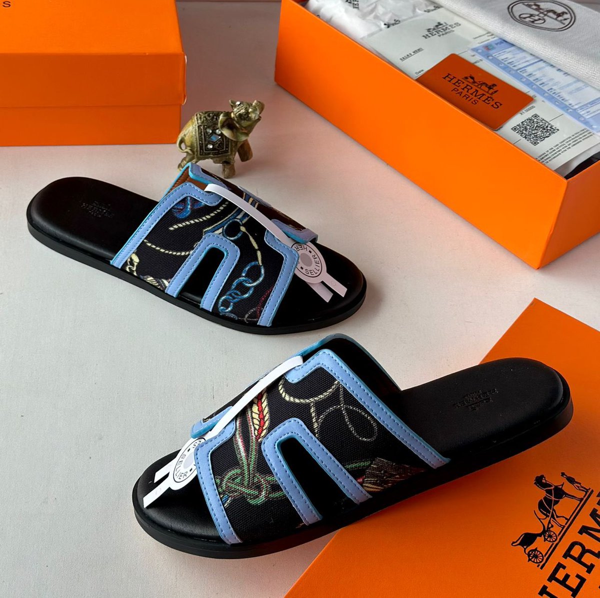 Sliders_Hub's tweet image. Cart! 🛍️
Prices (NGN)
Frame 1 : 75k (size 40-45)
Frame 2 : 50k (size 40-46)
Frame 3 : 50k (size 40-45)
Frame 4 : 40k (size 37-45)
Full Box Packaging! 📦
Nationwide Delivery! 🚚 🇳🇬
💬: Click link in bio to order via WhatsApp