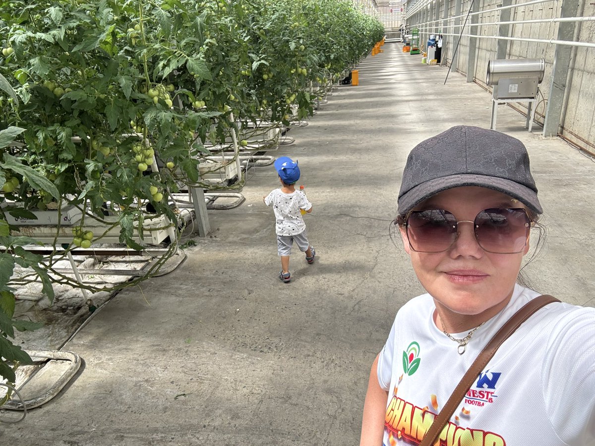 Зун тэгээд ажил эхэлсэн ч гэсэн хүүхэд харах "эмээ"-ийн ажлаа хамт хийгээл явдаг даа.