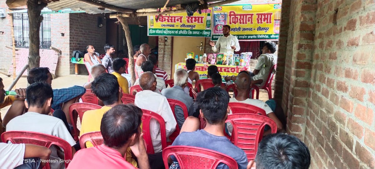IFFCO_UP's tweet photo. जनपद सीतापुर के ग्राम खारेपारा में इफको नैनों उर्वरक महत्व एवं उपयोग आधारित किसान सभा का आयोजन किया गया।  इस कार्यक्रम में किसानों को नैनों यूरिया प्लस, नैनों डी.ए.पी, सागरिका, जल विलेय उर्वरक, एन.पी.के तरल कंसोर्टियां, बायोडी कंपोजर ,विशिष्ट उर्वरकों के बारे में विस्तृत जानकारी दी गयी  तथा किसान भाइयों को बताया गया कि कैसे नैनों डी.ए.पी से बीज तथा जड़ को उपचारित कर व  पारंपरिक उर्वरकों की मात्रा को कम करके नैनों उर्वरकों से अधिक उत्पादन ले सकते हैं। #NanoFertilizer #IFFCO #SmartKheti #NanoUrea #NanoDAP
@drusawasthi
@IFFCO_PR @jdabureau
@IFFCOCropSolns
@Iffco_Yatendra
@iffcoyogendra