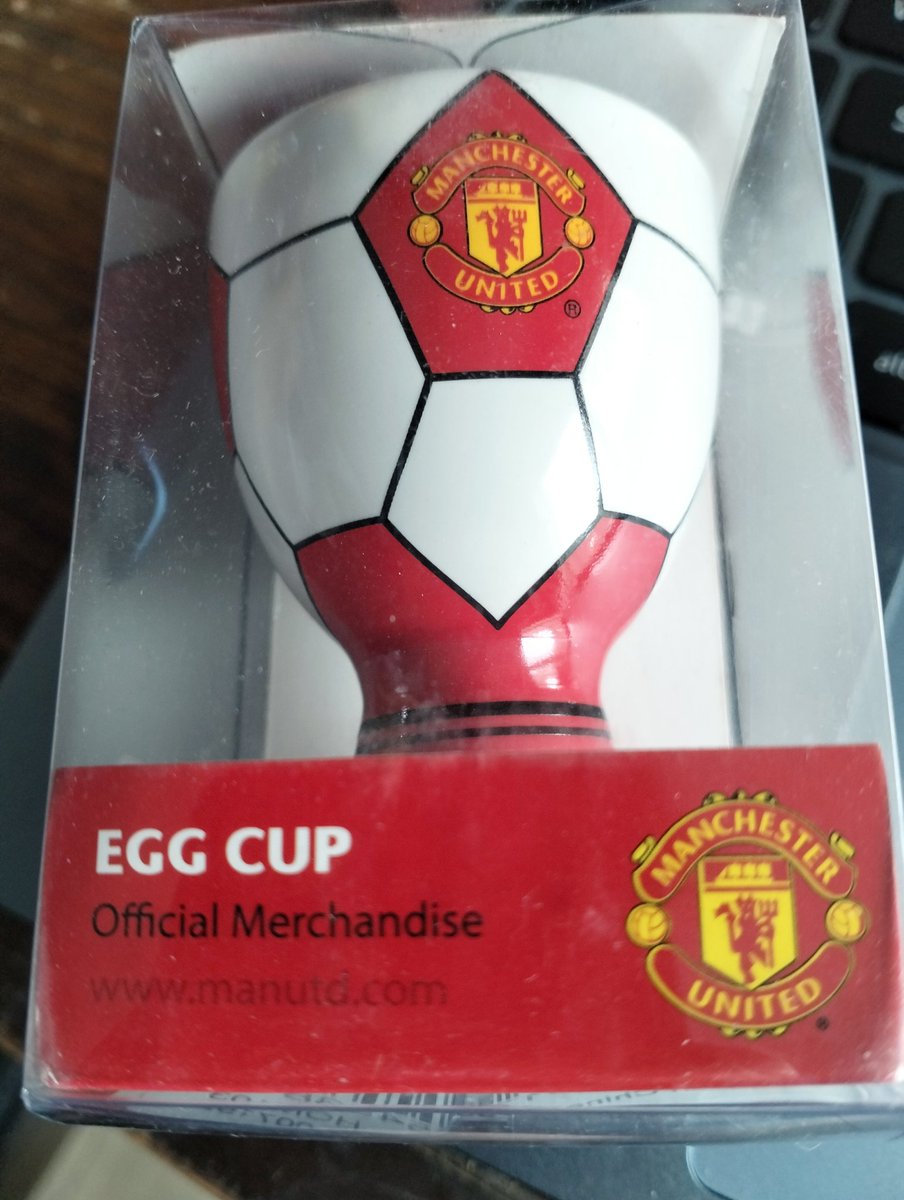 "Friend" came down from Newcastle and gave me this. Guess the narrative. 😔
Thankfully his wife made up for it for some amazing gifts from the Vatican. Cos the Lord knows I need to pray harder this season. 🙏🏽 Don't want banter anymore. 😭