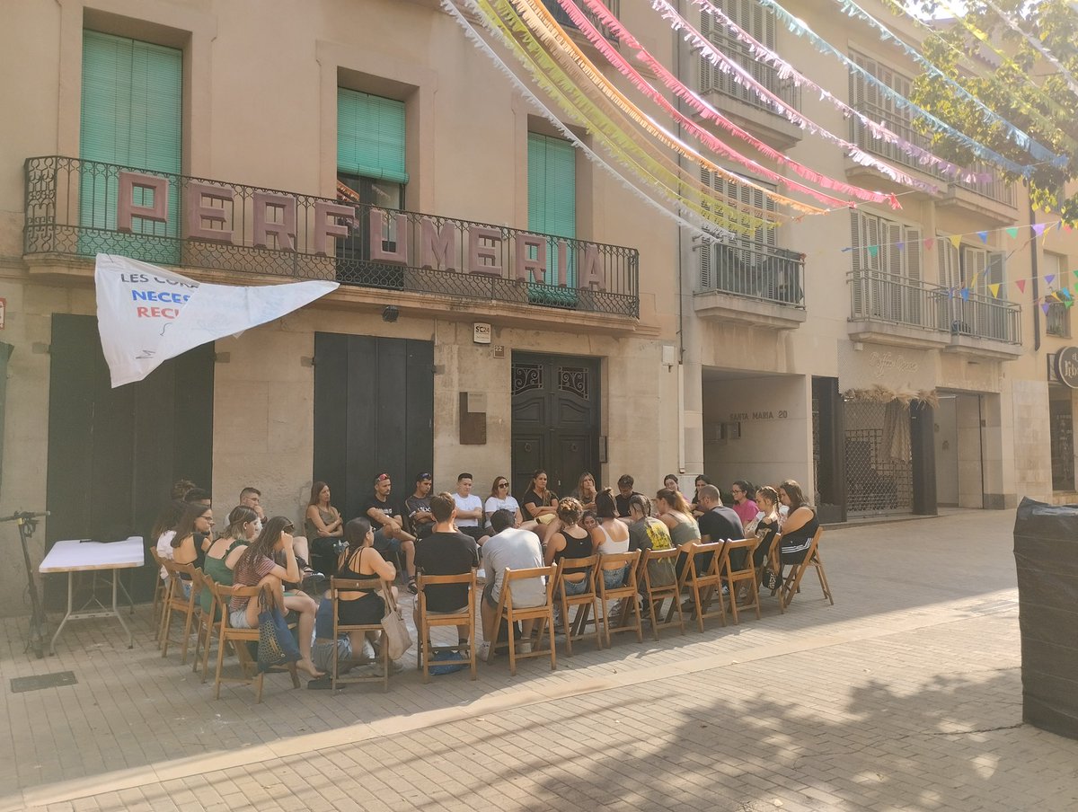 La Festa Major la fem entre totes, de forma voluntària i col·lectiva. Si tens ganes de participar, donar un cop de mà o simplement saber què es va coent, dona un cop d’ull a la nostra web:

👉 lacollanada.cat/collabora/