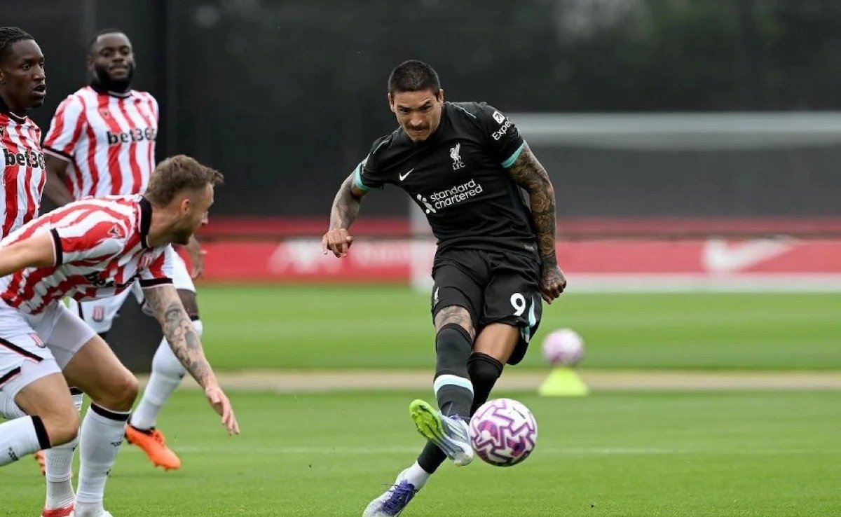 kilibet_ke's tweet photo. 🚨 DARWIN DOMINANCE 🚨
Hat-trick in 20 minutes? Say less. 😤⚽️⚽️⚽️
Uruguayan firepower 🔥 powered Liverpool to a 5-0 win over Stoke in a behind-closed-doors friendly at AXA Training Centre 🏟️🔴
#Nunez #LFC #PreSeasonHeat #HatTrickHero #YNWA #RedMachine 🔥 https://t.co/RgvHajM0WP