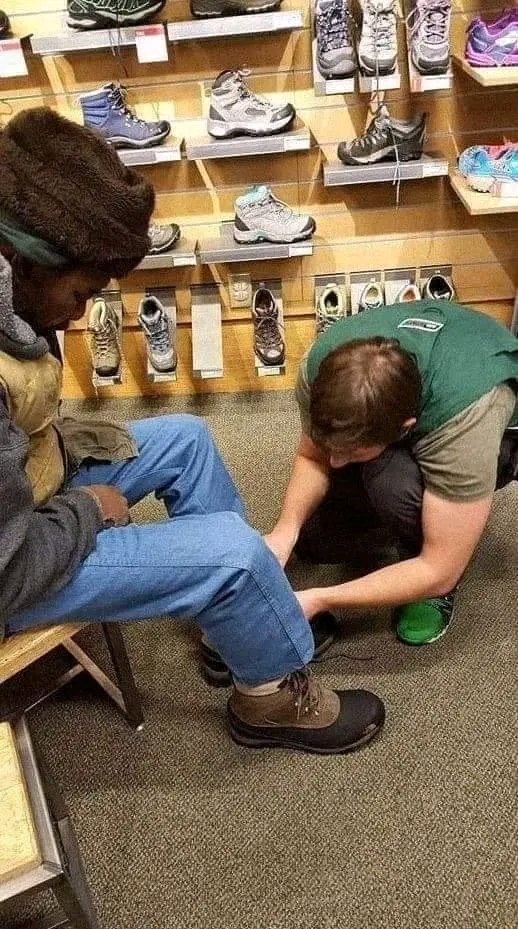 fopminui's tweet image. "This is Dwayne. I saw him downtown when I was at sizzle pie. He was wearing slippers that were almost completely worn apart.
I learned a lot about him while we sat and ate pizza, then we went to REI and now he's set for the winter.
The feeling of being in a position to help…