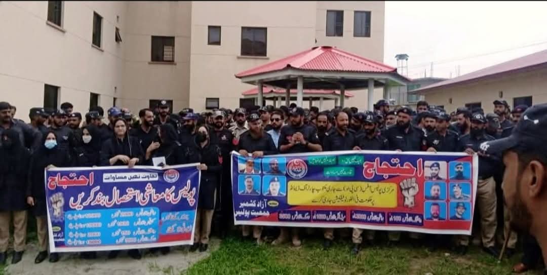KaashifMir's tweet photo. 🚨Muzaffarabad: AJK Police launch rare revolt, rejecting assurances by PM Anwarul Haq & Waqar Noor. Officers stage uniformed protests, demanding pay parity with Punjab Police calling it a fight for dignity, not just salary
#AJKPolice #PoliceStrike #AzadKashmir #JusticeForPolice https://t.co/wy3aNKZIAX