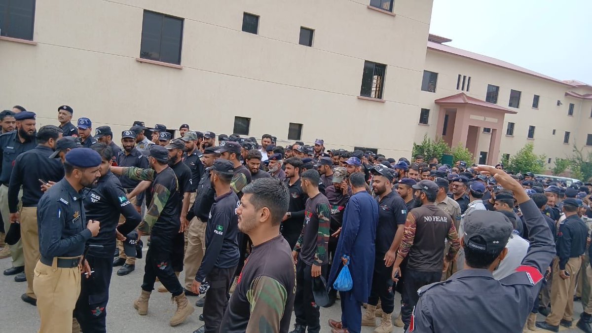 KaashifMir's tweet photo. 🚨Muzaffarabad: AJK Police launch rare revolt, rejecting assurances by PM Anwarul Haq & Waqar Noor. Officers stage uniformed protests, demanding pay parity with Punjab Police calling it a fight for dignity, not just salary
#AJKPolice #PoliceStrike #AzadKashmir #JusticeForPolice https://t.co/wy3aNKZIAX