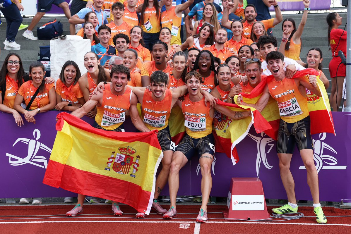 MGuardiolaM's tweet image. 🇪🇸 El relevo español 4x400 ha hecho historia en #Bergen2025: campeones de Europa y récord europeo.

Y ahí, dándolo todo, estaba nuestro @davgarzur, volando por la pista y dejando huella. Desde Extremadura, mi enhorabuena a todo el equipo por vuestro esfuerzo y entrega.