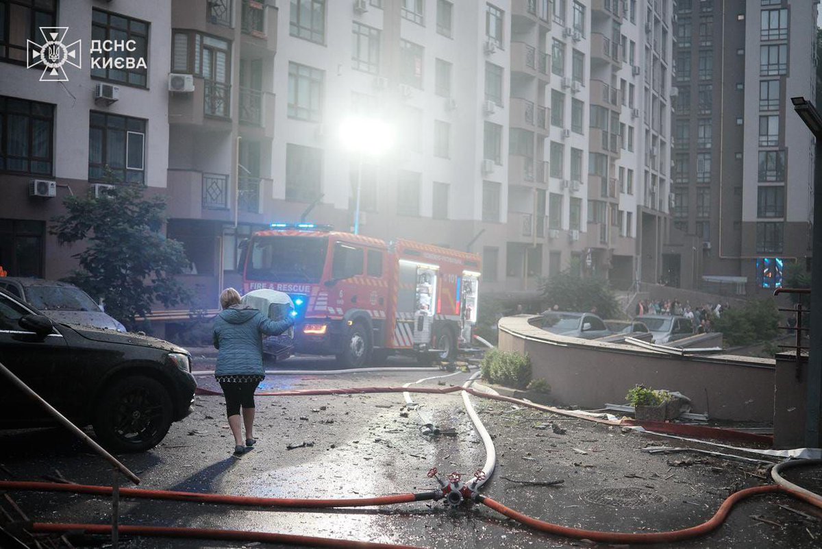 ukr_week_en's tweet image. Massive Russian drones and missiles attacks hit directly overnight : Kyiv, Ivano-Frankivsk, Kharkiv, Sumy, Chernivtsi.
Monitoring organisations noticed it was one of the most massive strikes against ukrainian cities. At least 1 killed & 6 injured in #Kyiv, report said. #Ukraine