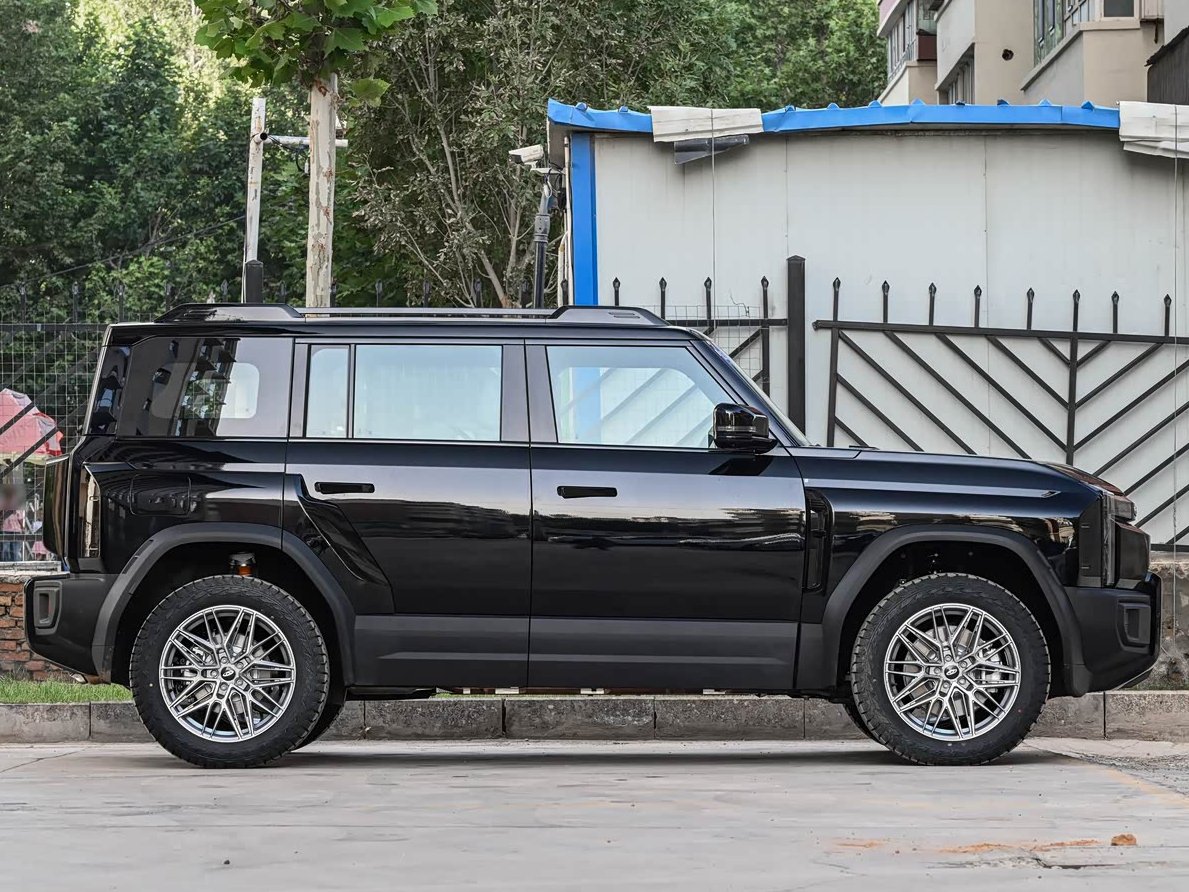 TychodeFeijter's tweet image. Chery Fulwin X3L unveiled in China
Fulwin is a line of cars under the Chery brand. The Chery Fulwin X3L is a new off-road-style SUV. It is largely based on the iCar 03 SUV. However, the X3L has an EREV powertrain whereas the iCar 03 is fully electric.
The design is nearly…