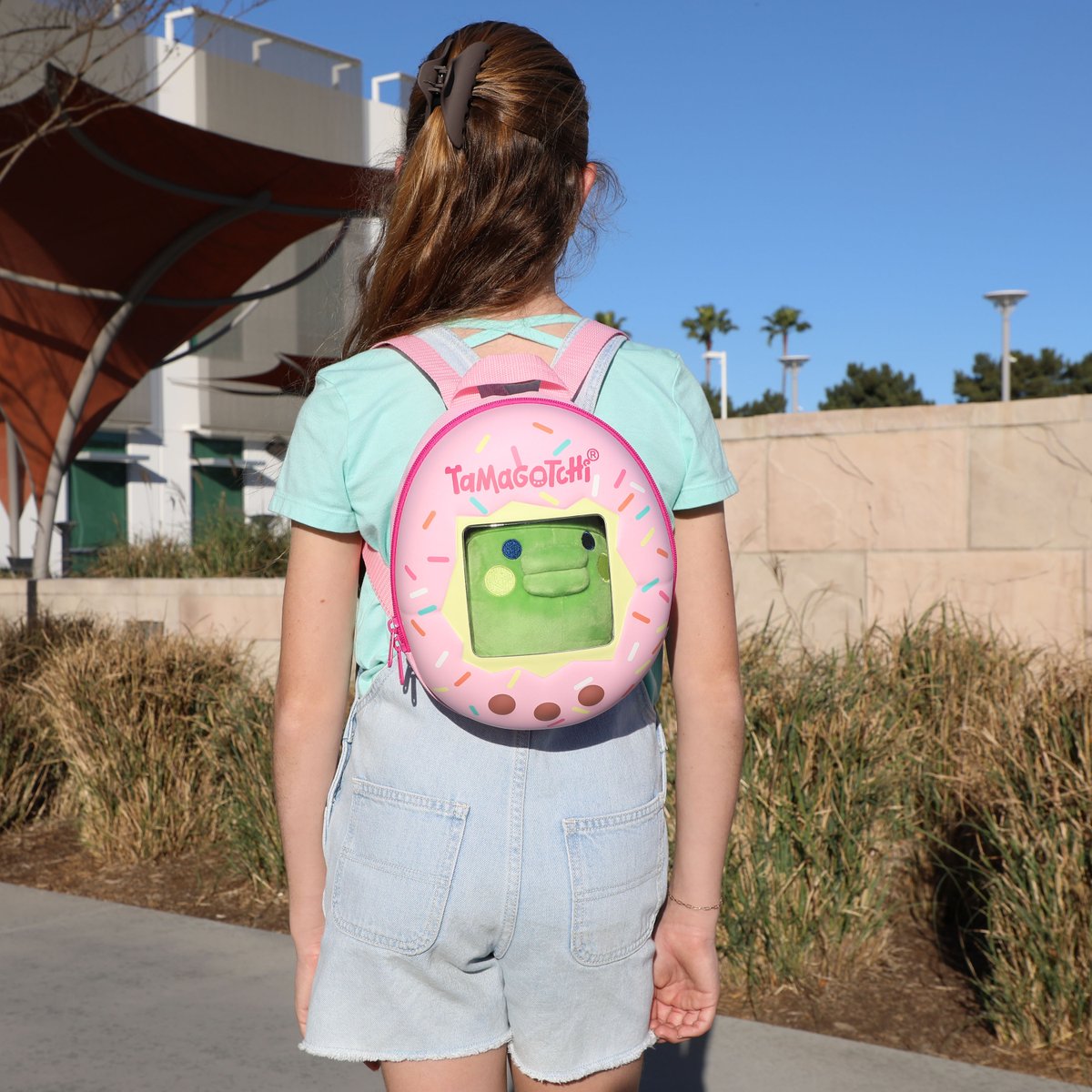 ShopCrunchyroll's tweet image. Now you can take your favorite Tamagotchi on real-life adventures! Each backpack comes with a 3-in-1 plush. 👾🎒
GET: got.cr/tamagotchibp-tw
