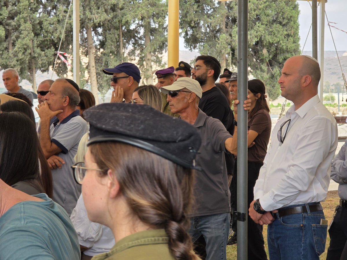 Yitzik_kroizer's tweet image. הבוקר הגעתי למושב ירדנה, לסיום השבעה והעלייה לקבר של סמ"ר שהם מנחם הי"ד, לוחם השריון בן ה־21, שנפל בגבורה יחד עם חבריו בקרב בג'באליה.
שהם, בן שמוליק ורחל, בחר ללכת בעקבות אביו, שהיה במשך 50 ימים בשבי המצרי במלחמת יום הכיפורים, ולהתגייס כלוחם בשריון, בגדוד 52 "עקבות הברזל". הוא…