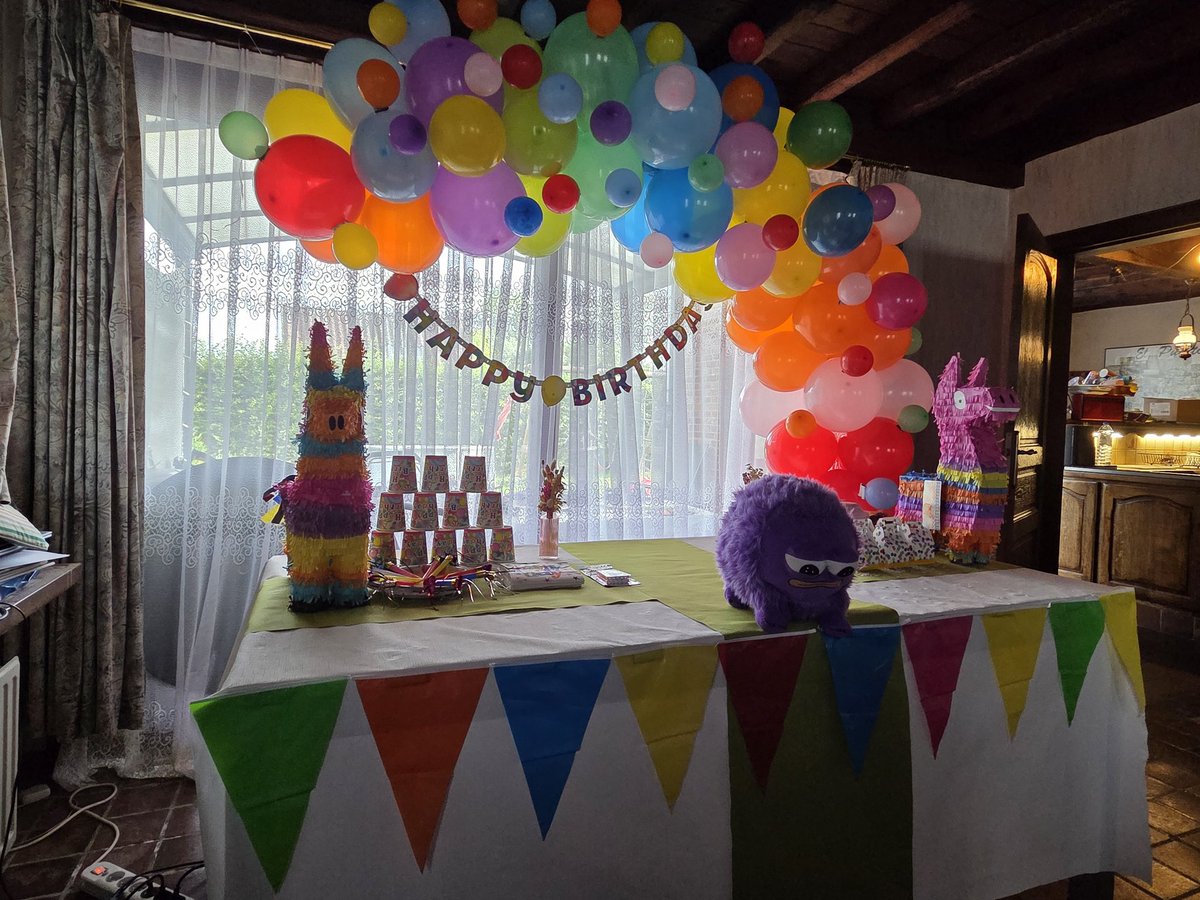 Alnitak34's tweet image. We've got a very important guest at the party. My daughter bday