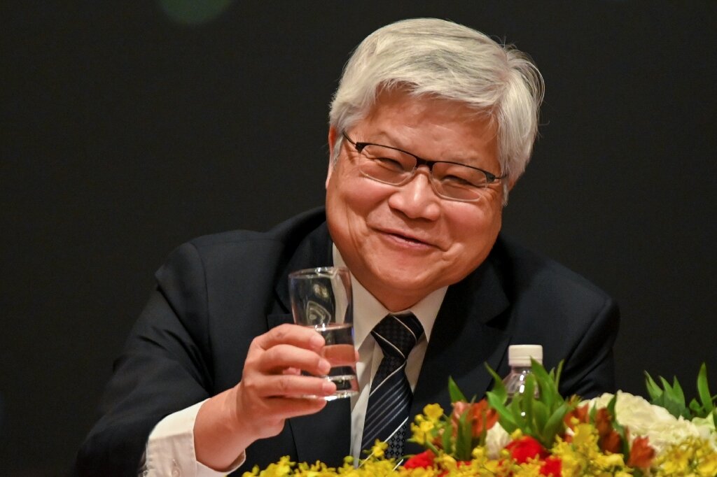 TheHumanoidHub's tweet image. TSMC Chairman C.C. Wei, speaking during the company’s latest earnings call, revealed that some clients active in both EVs and robotics expect the humanoid robot market to be 10× larger than electric vehicles.
While humanoids won’t drive near-term growth for TSMC, Wei said the…