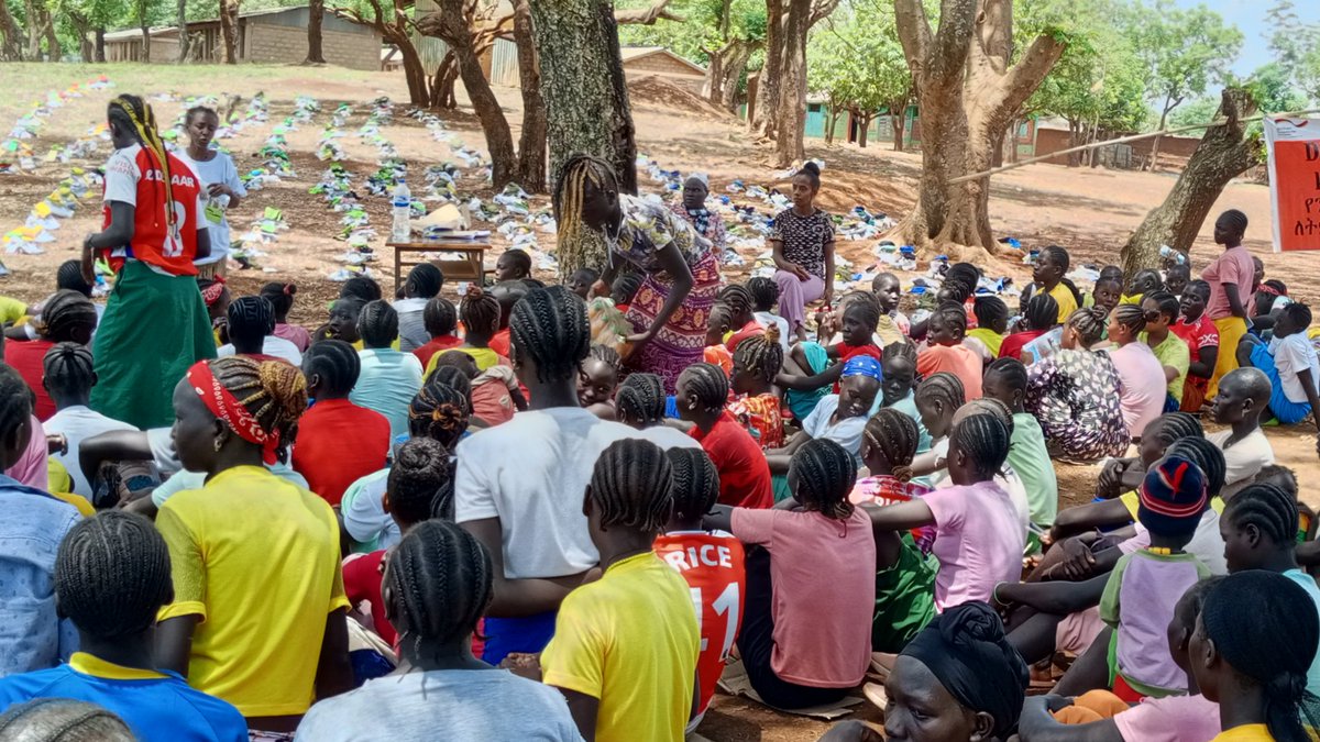 NRC_EAY's tweet image. Displaced 6 times. Forgotten 6 times.
Conflict left schoolgirls in Mijyiga, #Ethiopia, without pads, soap, safety. We distributed dignity kits for 500 school girls which are now helping them return to school, safely & confidently. #GermanFederalForeignOffice #GFFO 🇩🇪.