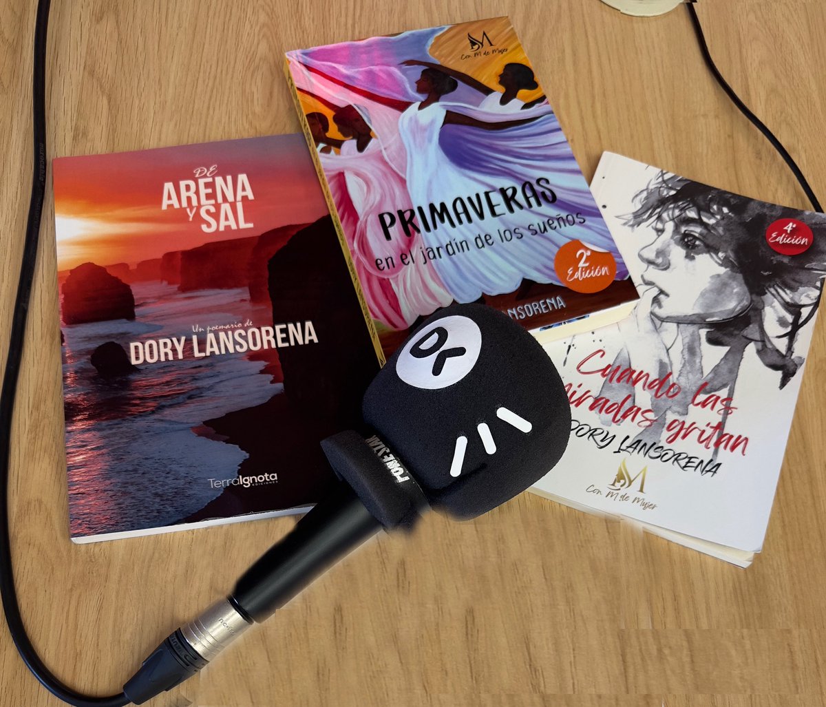 💌 Cuando las miradas gritan
🌸 Primaveras en el jardín de los sueños
🌊 De arena y sal
3 libros, 3 voces distintas que se entrelazan en un mismo latido: el de quienes leen con el 💜 abierto.
¿Te gustaría 📬 dedicados? Escríbeme y preparo tu envío con todo el cariño del mundo. ❤️