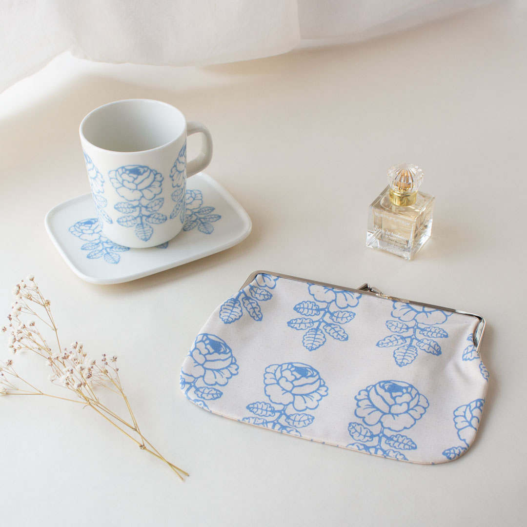 angers_kyoto's tweet image. アンジェ河原町店2Fに、#Marimekko より #Vihkiruusu 新作ホームコレクションが入荷しました。

フィンランドのデザイナー、マイヤ・イソラが1964年にデザインを手掛けたVihkiruusu(ヴィヒキルース)の爽やかなカラー、ライトブルーが日本限定で登場。
instagram.com/p/DMXCzQYSJfo/…