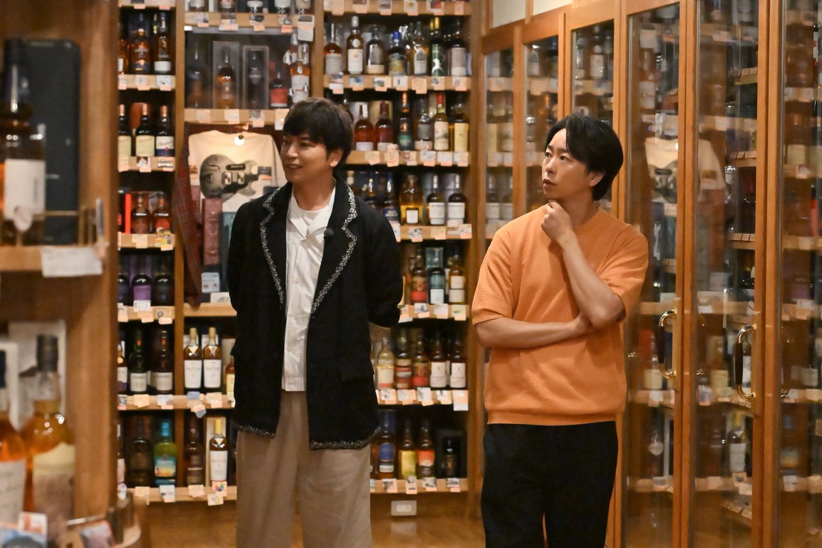 theyakai's tweet image. \ロケオフショット公開📸/
カンパーイ!🍻
ウイスキーを試飲してほろ酔いの2人😲
このウイスキーも実は嵐に関係が…?🥃
どんな関係があるのか、放送でチェックしてくださいね📺
放送まで…あと2日✌️
#THE夜会 #櫻井翔 #松本潤 #翔潤2人旅