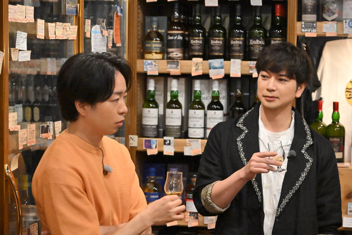 theyakai's tweet image. \ロケオフショット公開📸/
カンパーイ!🍻
ウイスキーを試飲してほろ酔いの2人😲
このウイスキーも実は嵐に関係が…?🥃
どんな関係があるのか、放送でチェックしてくださいね📺
放送まで…あと2日✌️
#THE夜会 #櫻井翔 #松本潤 #翔潤2人旅